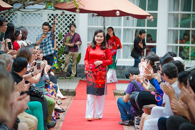 Hoa hau Ngoc Han thiet ke trang phuc cho nguoi khuyet tat-Hinh-11